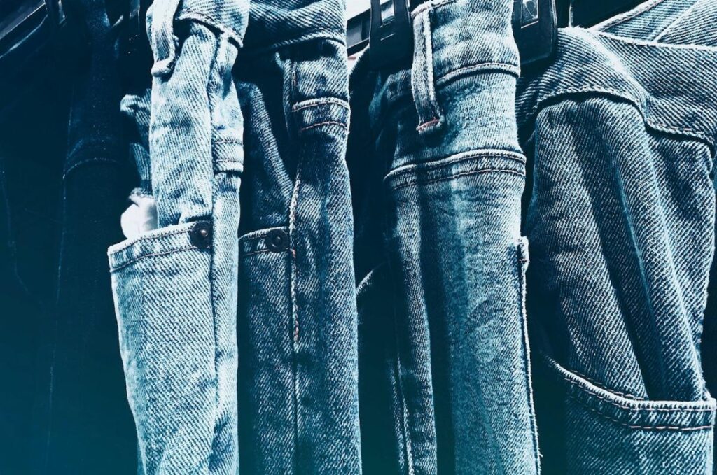 Riciclo jeans vecchi: perchè gettare un tessuto quando si può recuperare?