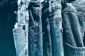 Riciclo jeans vecchi: perchè gettare un tessuto quando si può recuperare?