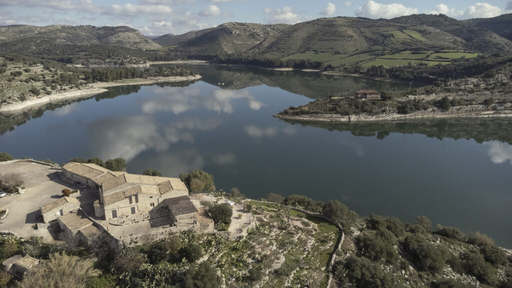 Matrimonio personalizzato al Dirupo Rosso di Ragusa, la location sul lago di Santa Rosalia